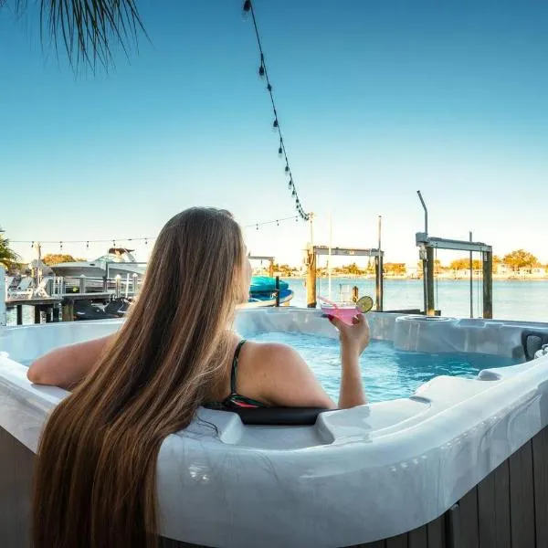 Waterfront Duplex w/ hot tub, bikes, kayaks, SUP, khách sạn ở Clearwater Beach