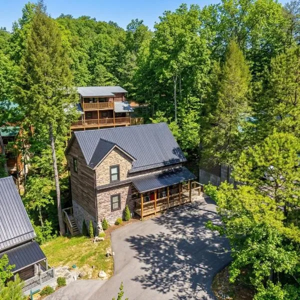 New Luxury Vacation Home Cabin in Smoky Gatlinburg - Theater Room, hotel in Gatlinburg