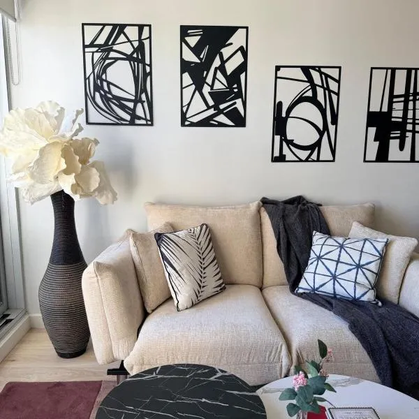 Stylish Designer Stay in Sth Yarra & Balcony Views, Hotel in Melbourne