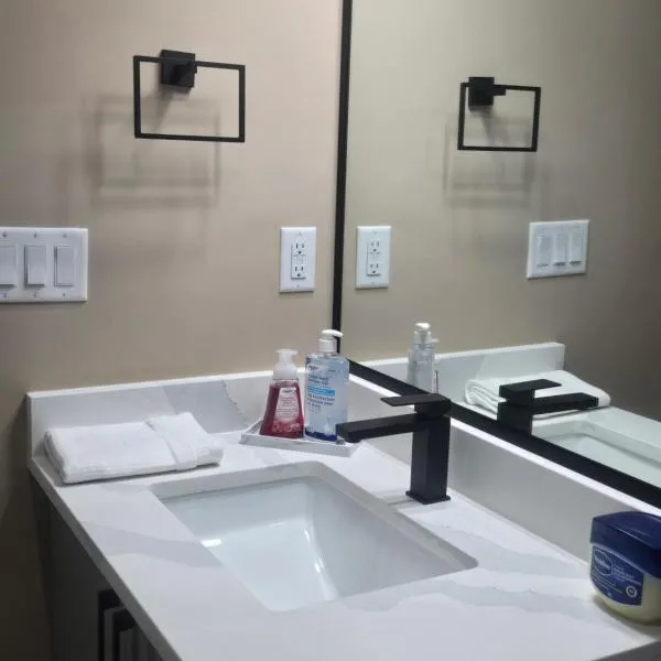 Your Home Away From Home, hotel in Edmonton
