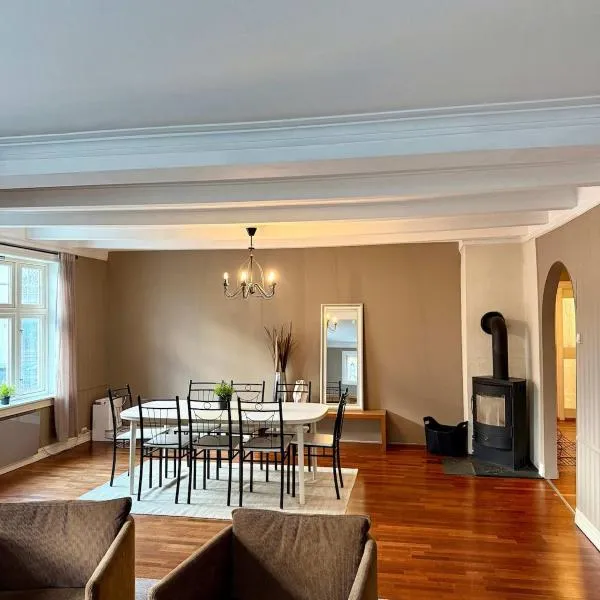 Downtown 3-bedroom apartment, hotel en Haugesund