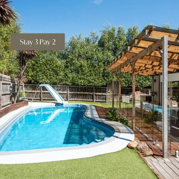Malibu in Mt Martha with solar heated pool, хотел в Маунт Марта