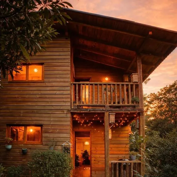 Beehouse Arví Cabaña, hotel a Guarne