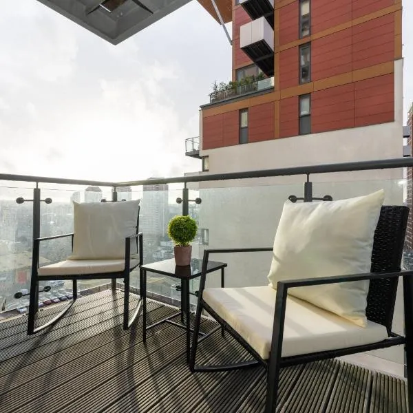 Cosy, modern high rise with views! 2 bedroom、ロンドンのホテル