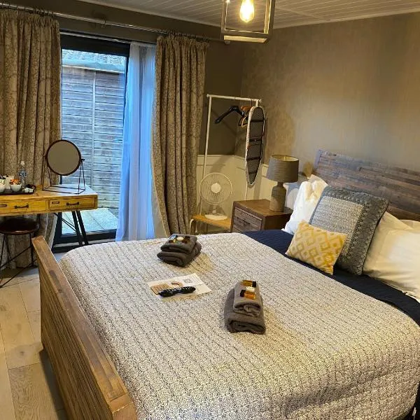 The Tower Arms Hotel، فندق في إيفر