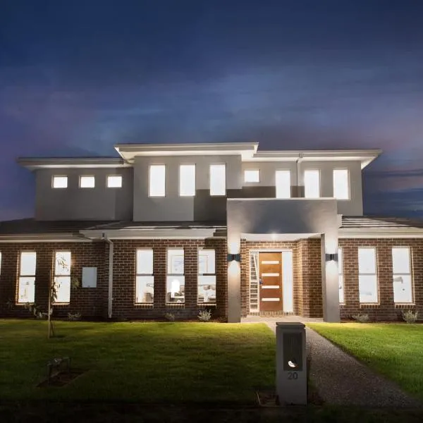 Luxury Pet-Friendly 4BR Home Walk to Beach, hotel i Capel Sound