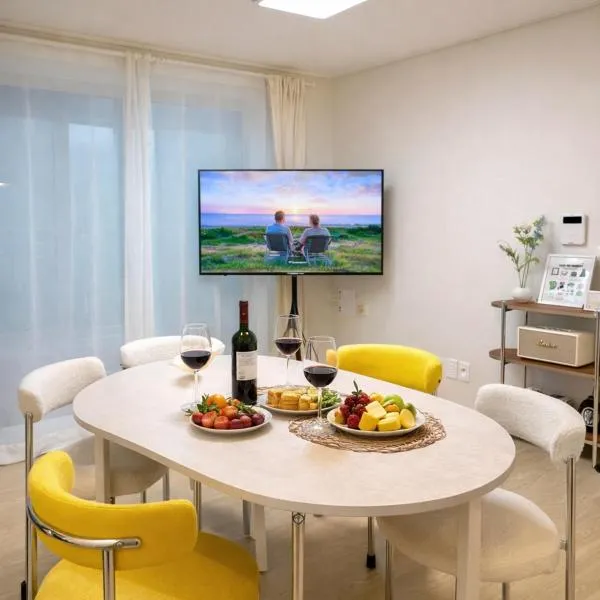 Gang Stay 3 Rooms for 6 Guests near Hwangnidan-gil Gyeongju, hotel in Gyeongju