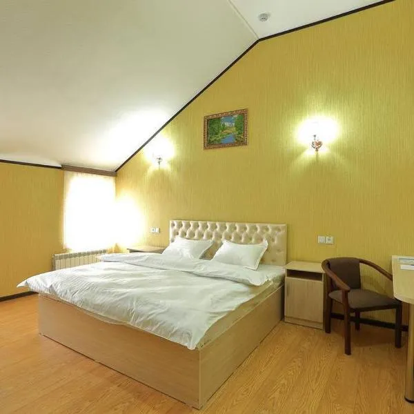 Hotel Seven Seasons، فندق في Chilanzar