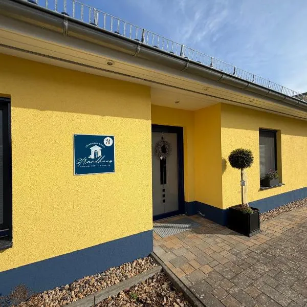 Ferienhaus Strandhaus Sonnenseite links, nur 100m vom Senftenberger See、ゼンフテンベルクのホテル