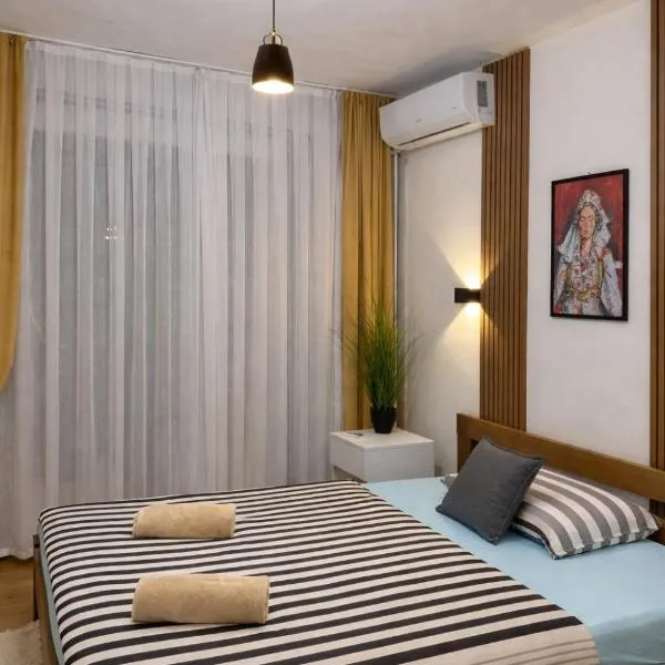 Serana Stays Modern Rooms with Private Bathroom, Free WiFi & Parking, Central Pejë, hotel in Peje