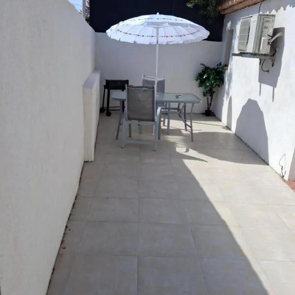 Marignane में, होटल Maison indépendante 30 m2 avec terrasse privée centre ville Marignane