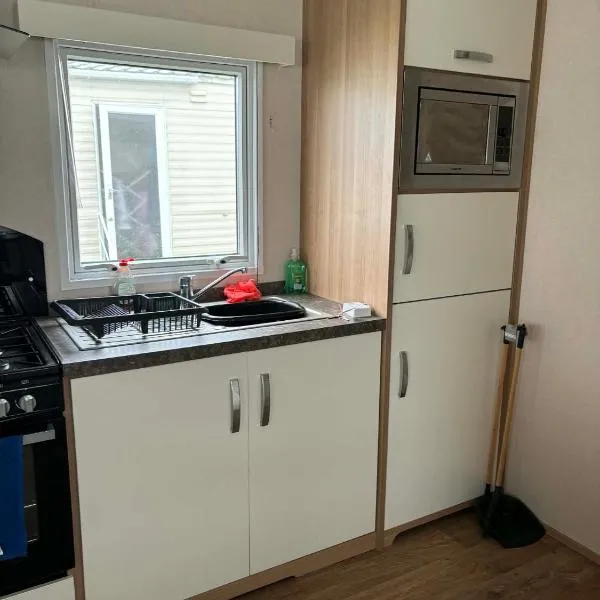 Villa on Harts holiday village, leysdown,fascities on sight, indoor swimming pool, entertainment etc, please note park passes can be purchased at reception, hotel di Leysdown-on-Sea
