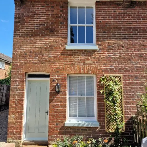 Enchanting 2-Bed Riverside Cottage with Parking in heart of Canterbury City, hotel i Canterbury