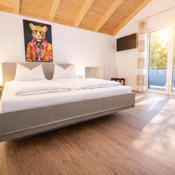 Dorfschänke DEGGENDORF Hotel & Apartmenthaus, hotel en Deggendorf