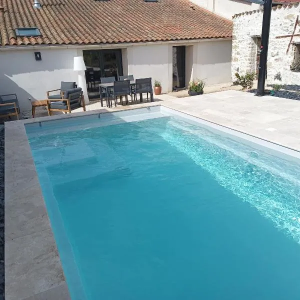 Gite maison Simon 30' Puy du Fo climatisé, hotel u gradu Šantone