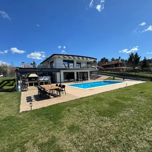 Luxury Villa Rafaela Οικογενειακή βίλα με ιδιωτική πισίνα, BBQ κ παιχνίδια Ιδανική για οικογένειες με παιδια, hotel Grevenában