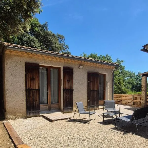 Maison indépendante avec Jardin, 26m2 tout équipé avec Climatisation réversible – hotel w mieście Rochegude
