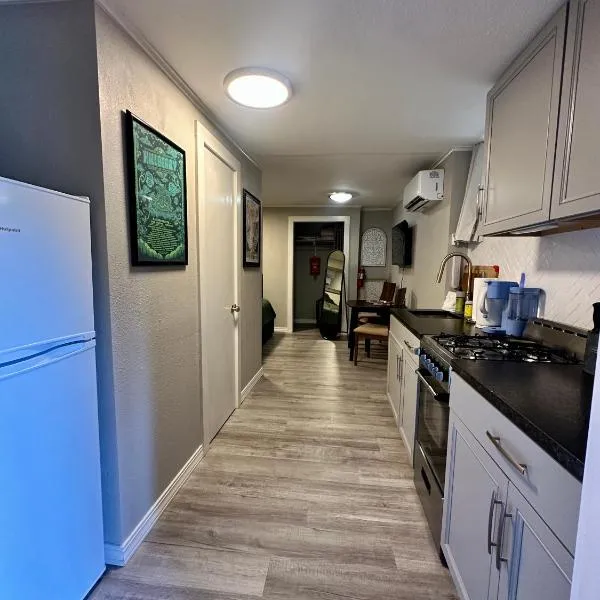 Downtown Eureka, 1 Queen bed, full kitchen, free parking, hotel v mestu Eureka Springs