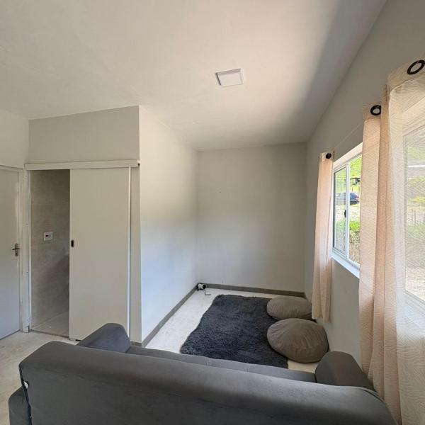 Casa nova em área rural ideal para quem procura tranquilidade fica na Estrada do Pesqueiro a aproximadamente 20 km do centro e do parque de eventos de Extrema mais ou menos a 30 minutos de carro por um acesso todo asfaltado