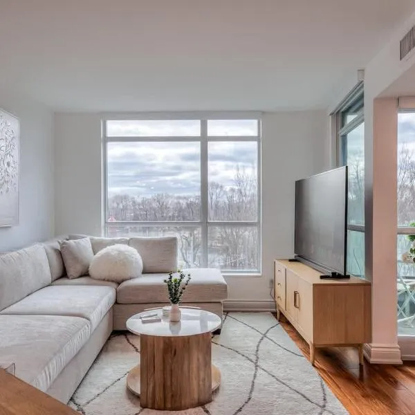 1BR Den Lake Facing Condo with Balcony & Parking, hotel sa Toronto