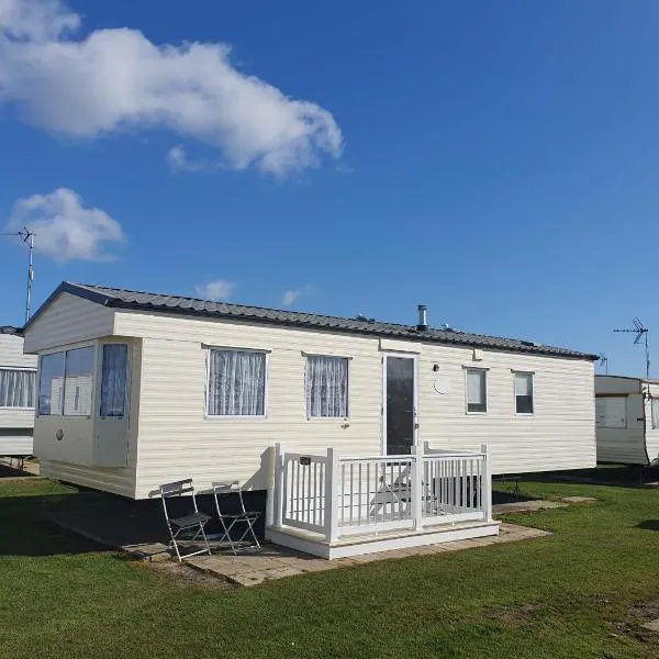 Coastal Comfort And Value Atlas Holiday Home, Just 2-Min Walk to Beach & Entertainment, Spacious & Budget-Friendly Bed Linen & Towels Included, Free Wifi, hotel in Jaywick Sands