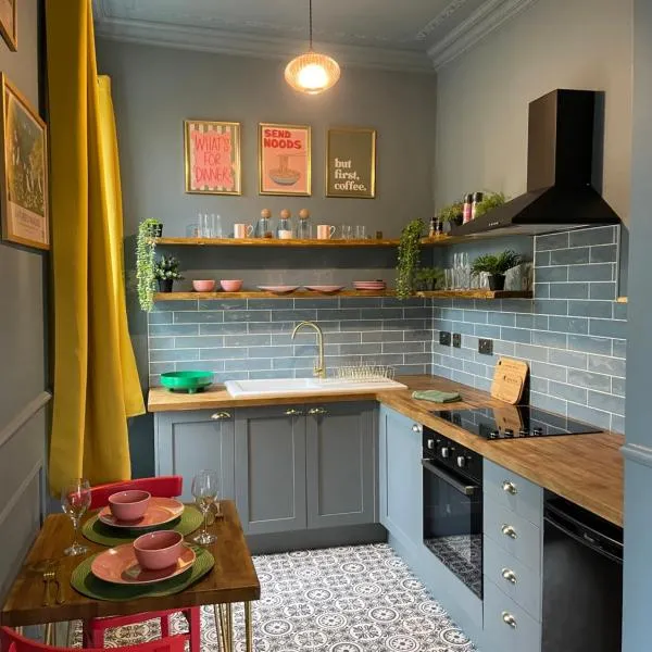Cwtch Bach Self Catering Boutique Pembrokeshire, hotel u gradu Pembroke Dock