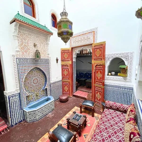 Évasion Authentique - Riad 4 Suites - Wi-Fi & Climatisation - Terrasse avec vue panoramique sur la Médina, Hotel in Fès