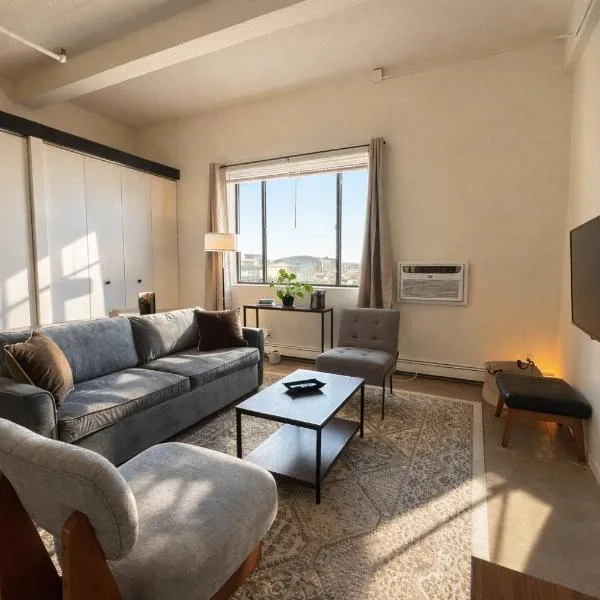 Westown Studio Apt Near Fiserv, Baird, and Theater District, хотел в Милуоки