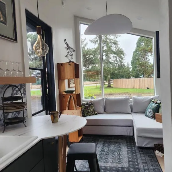 The Roost at Hidden Owl Farmstead - Luxury 1 Bdrm Cottage near Wineries and Lake, hotel v mestu Eugene