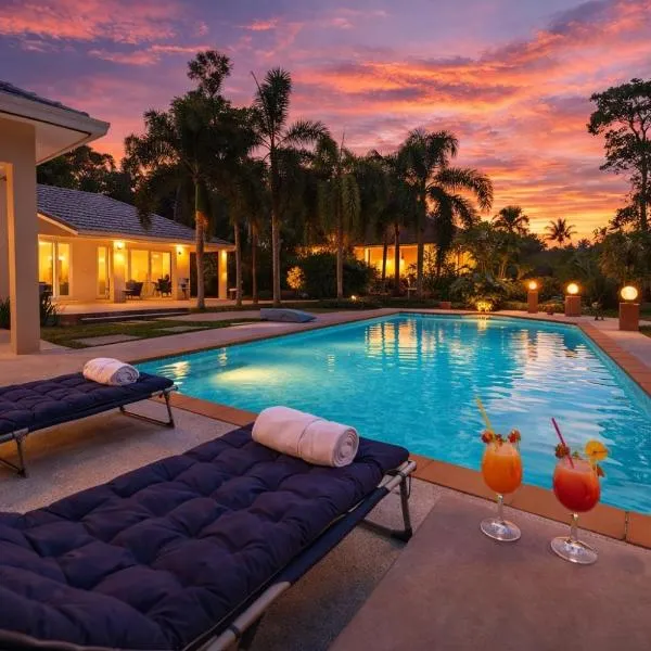 Modern 4BR Pool Villa with Billiards in Thong Sala, hotel a Thongsala