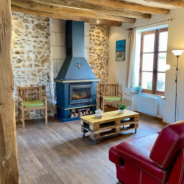 Cozy house, centre bourg, 2 suites, cheminée, hotel a Montbazon
