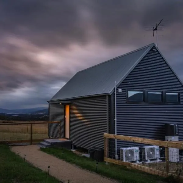 Huonville में, होटल NEW Luxury Cabin with Scenic Views & Farm Charm