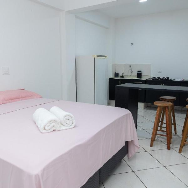 Estúdio espaçoso com sacada e cama king no centro