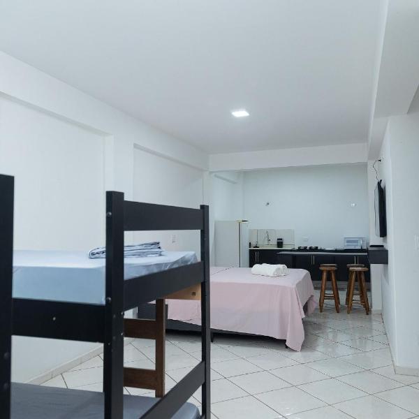 Estúdio espaçoso com sacada e cama king no centro - Foto 2