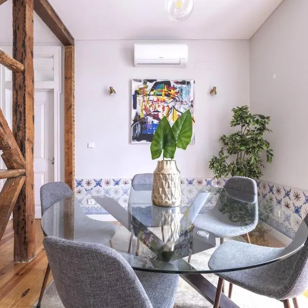 Alfama St George Castle District Fabulous 3 Bedrooms 2 Bathrooms AC Balcony 1st floor Apartment 19th Century Building, hotelli Lissabonissa