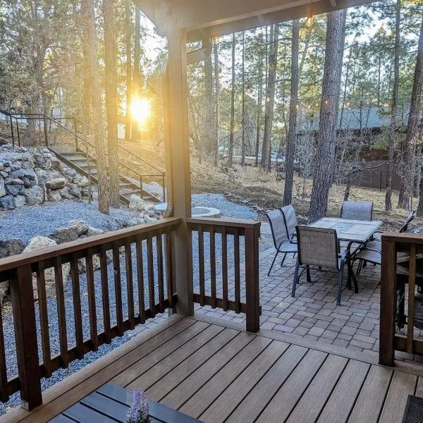 Relax & Recharge in Cozy Pinetop 2BR Retreat, Hotel in Pinetop-Lakeside