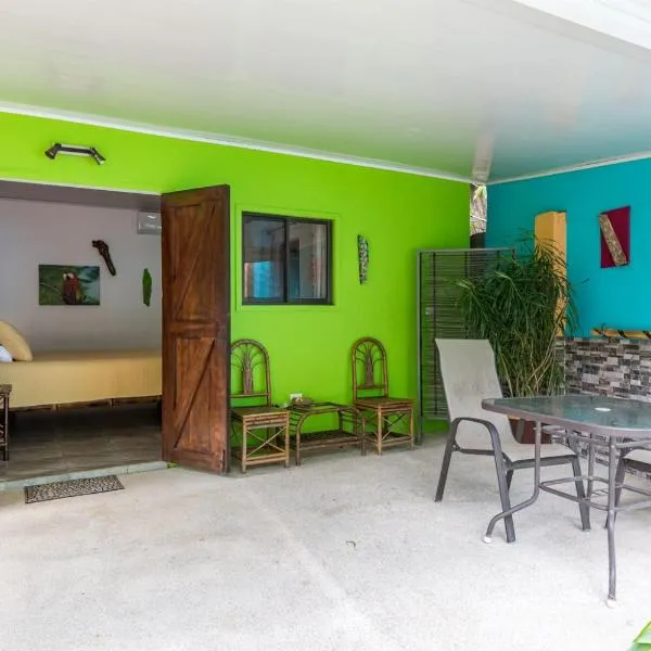 Tropical Cabina Pool & AC Cozy Bright Refreshing, hotel en Herradura