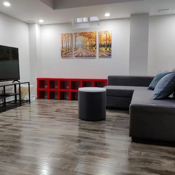 Cozy Suite! Separate Entry, 1 Parking, отель в городе Ньюмаркет