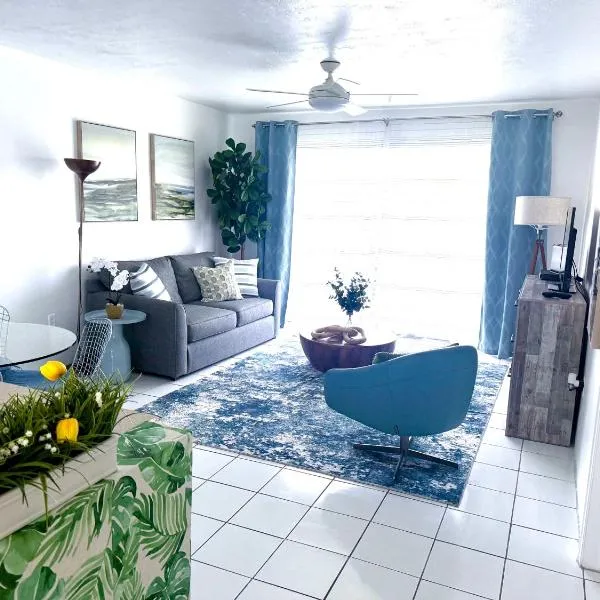 CHIC 1BR 1BA CONDO 1 Block to Aventura Mall, Hotel in Aventura