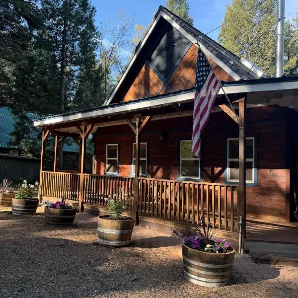 Old West Cabin at Lassen Volcanic National Park, hotel em Shingletown