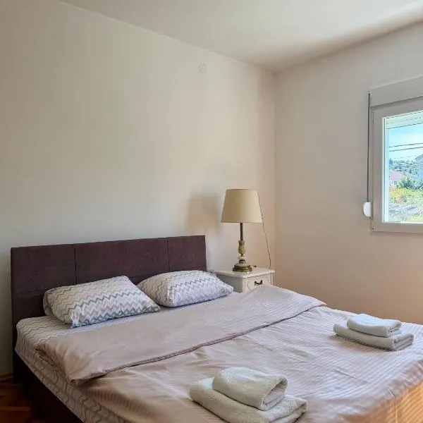 Entire spacious apartment with free parking, hotel in Podgorica