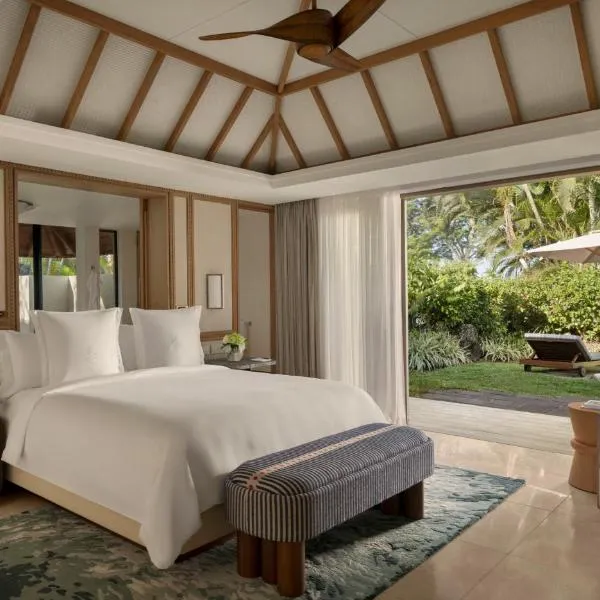 Four Seasons Resort Mauritius at Anahita: Beau Champ şehrinde bir otel
