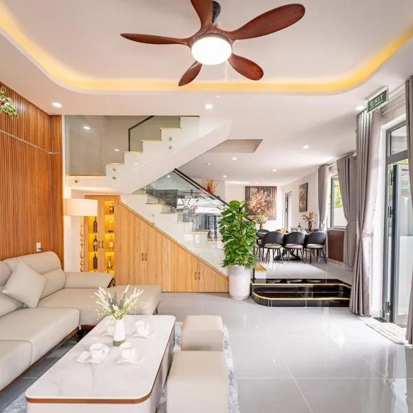 Ly Flower Villa 7BR Luxury Villa with Private Pool & Jacuzzi, hotel sa Danang