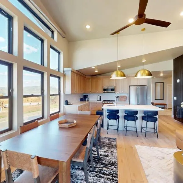 Modern condo with fireplace and private balcony - lake view, hotel a Heber City