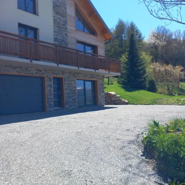 Gîtes les COMBES, hotel v destinaci Saint-Léger-les-Mélèzes