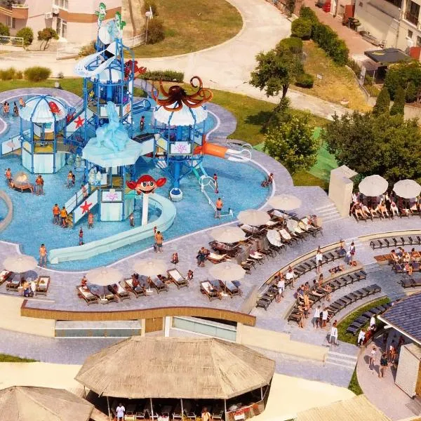 Royal Bay Resort & Aqua Park - All Inclusive and Free beach accsess، فندق في بالشيك