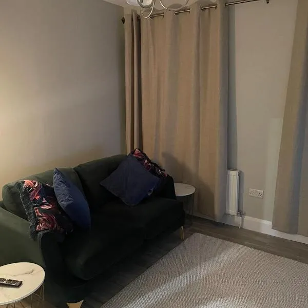 Newly renovated apartment in Castlebar - Full Kitchen!, хотел в Касълбар