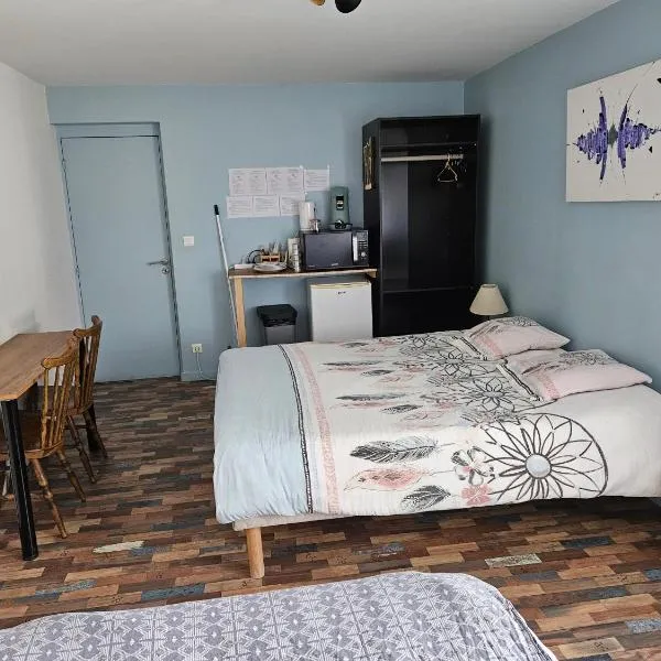 Chambre avec 2 lits double, douche et WC privés - Accès autonome - Parking, hotel in Dommartin-sous-Amance
