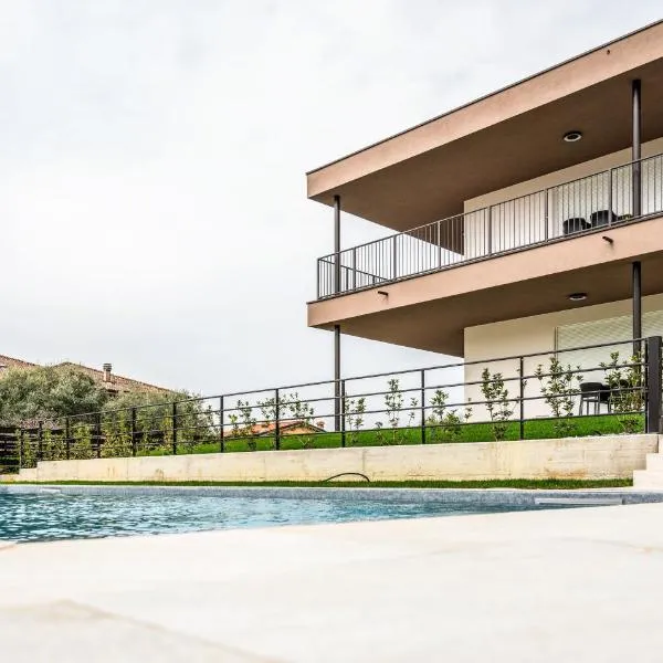 Ariom Apartments, hotel v mestu Moniga