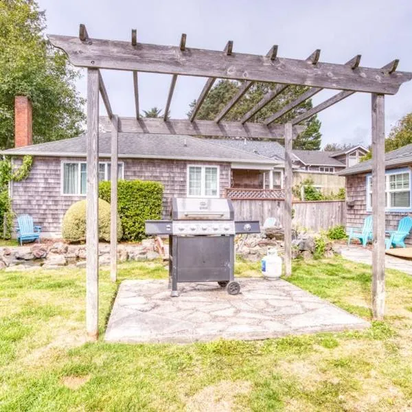 Serene Dog-Friendly Cottage - Blocks to Beach & Downtown, hotel in Cannon Beach